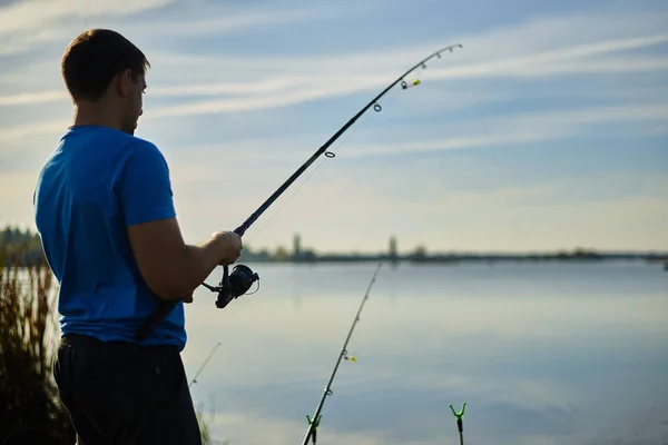 男は昼間で湖で釣り — ストック写真