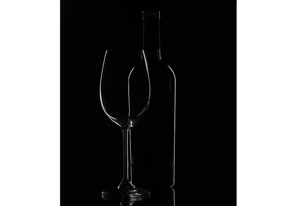 ワインと黒の背景の上にボトルのガラス — ストック写真