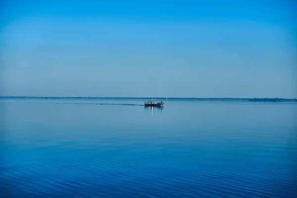 Einsames Boot Das Der Dämmerung Auf Dem Meer Treibt — Stockfoto