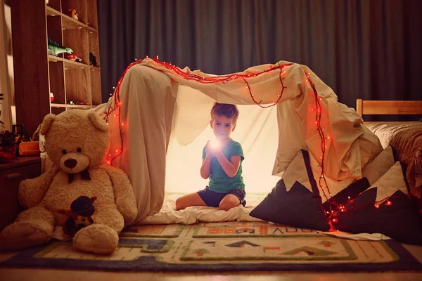 Menino Brincando Tenda — Fotografia de Stock