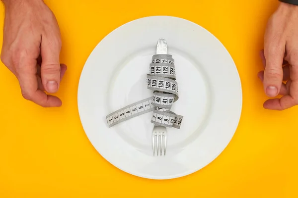 Tenedor Envuelto Cinta Métrica Plato Blanco Concepto Dieta — Foto de Stock