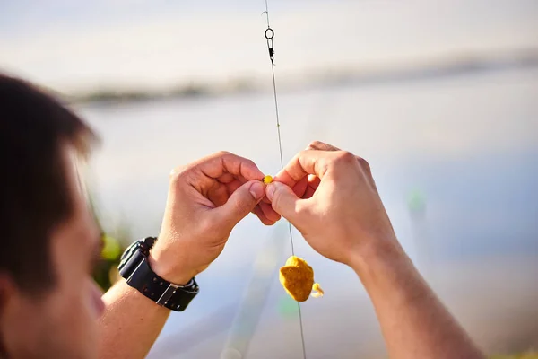 Man Fiske Sjön Dagtid — Stockfoto