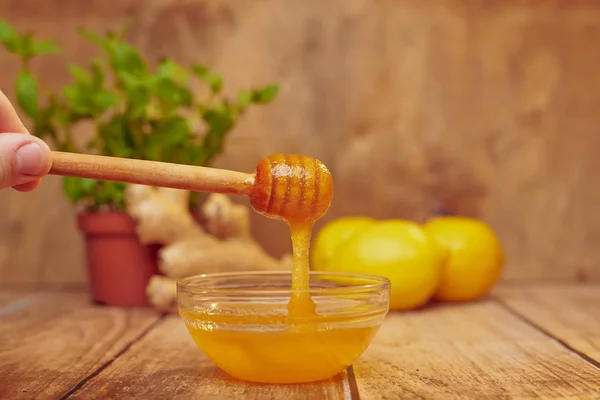 Nahaufnahme Von Honig Schüssel Ingwer Zitrone Und Minze Topf Auf — Stockfoto