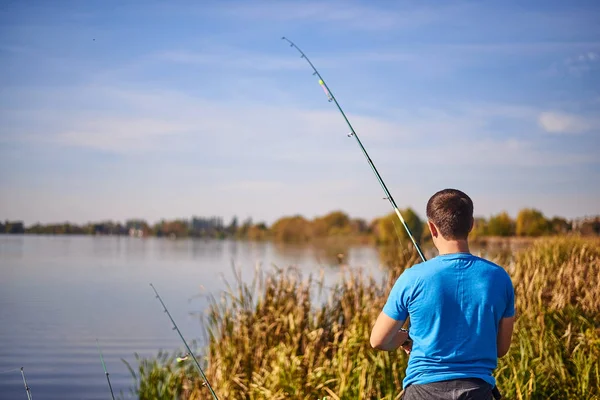 白天在湖上钓鱼的人 — 图库照片