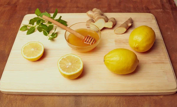 Bowl, zencefil, limon ve nane ahşap tahta üzerinde tatlım