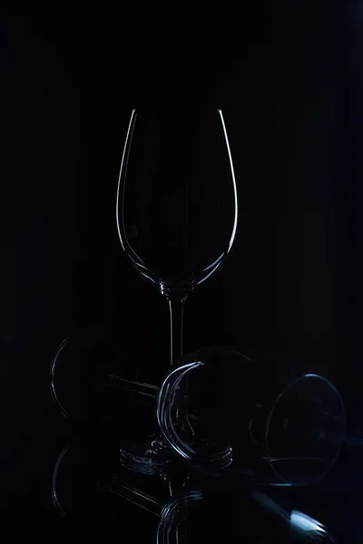 黒い背景にワイングラス — ストック写真