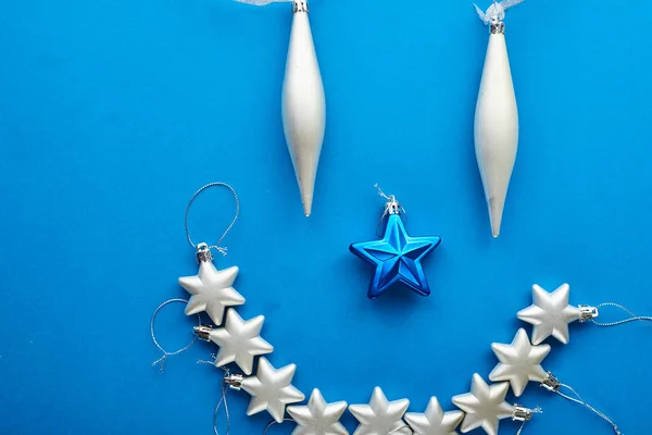 Kolor Boże Narodzenie Zabawki Niebieskim Tle — Zdjęcie stockowe