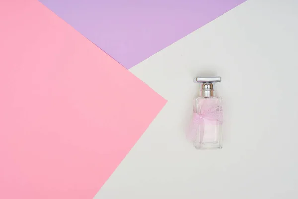 パステル カラーの背景上の香水瓶 最小限のスタイル — ストック写真