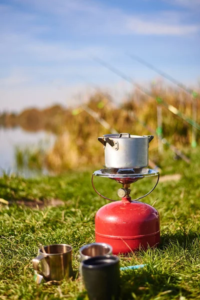 Tee Auf Dem Naturbrenner Hintergrund Nahaufnahme — Stockfoto