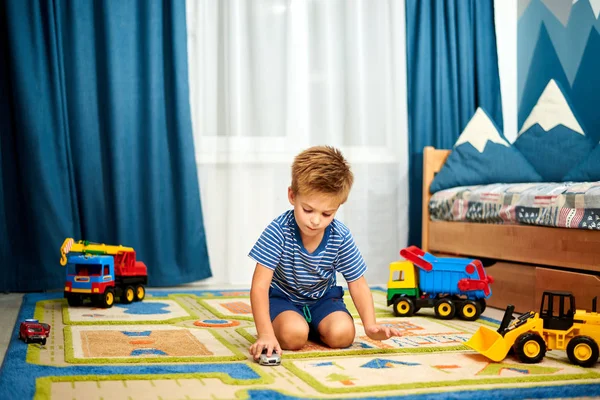 Niño Jugando Con Juguetes Alfombra Casa — Foto de Stock