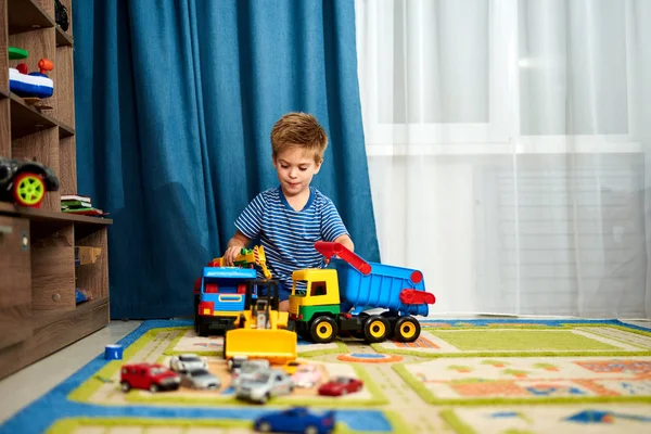 Menino Brincando Com Brinquedos Tapete Casa — Fotografia de Stock