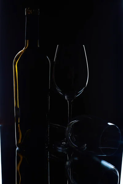 Glas Wein Und Flasche Auf Schwarzem Hintergrund — Stockfoto