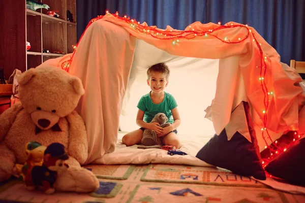 Pequeño Niño Jugando Con Gato Tienda — Foto de Stock