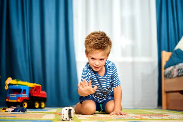 Menino Brincando Com Brinquedos Tapete Casa — Fotografia de Stock