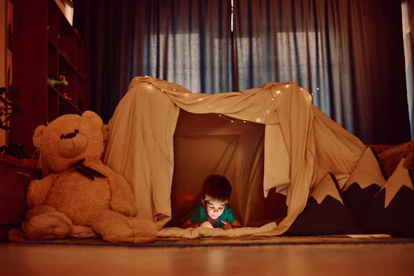 Маленький Мальчик Играет Палатке — стоковое фото