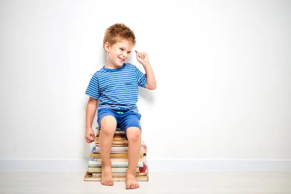 Маленький Мальчик Сидит Стопке Книг — стоковое фото