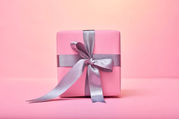 güzel hediye kutusu arka plan üzerinde