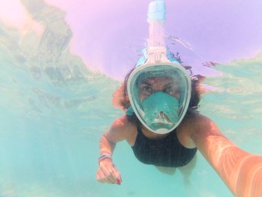 Dalış maske selfie yüzme su altında iken alarak kadında 
