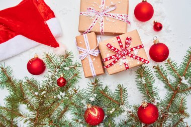 seçici odak Noel hediyeleri ve arka plan üzerinde güzel dekorasyon