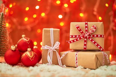 seçici odak Noel hediyeleri ve arka plan üzerinde güzel dekorasyon