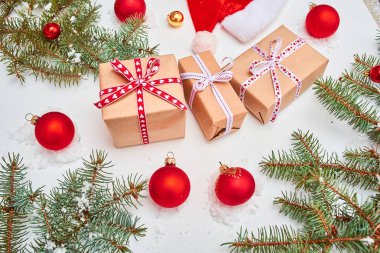 düz lay Noel hediyeleri ve arka plan üzerinde güzel dekorasyon ile