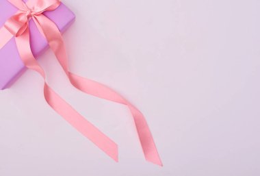 yukarıdan bir festival hediye olarak şerit sarılmış görüntülemek 