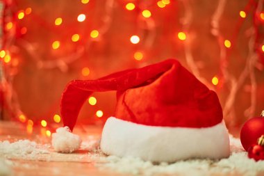 seçici odak Noel şapka ve dekorasyon zemin üzerine