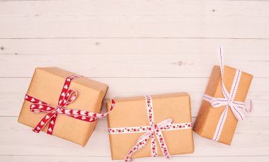 Noel hediyeleri ve güzel dekorasyon zemin üzerine üstten görünüm