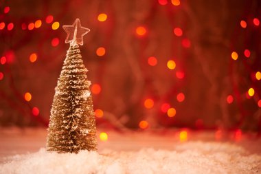 Noel ağacı güzel yıldızı tarafından dekore edilmiş görünümünü kapat 