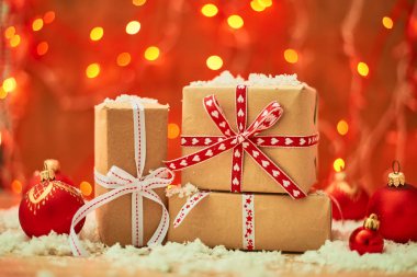 seçici odak Noel hediyeleri ve arka plan üzerinde güzel dekorasyon