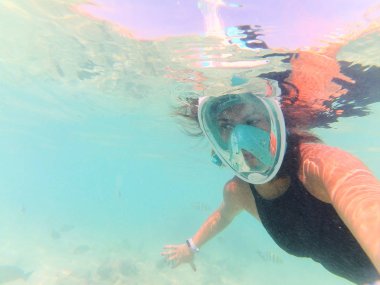 Dalış maske selfie yüzme su altında iken alarak kadında 