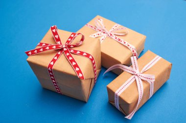 seçici odak Noel hediyeleri ve arka plan üzerinde güzel dekorasyon