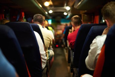 seçici odak grup turist otobüste yolculuk sırasında oturan