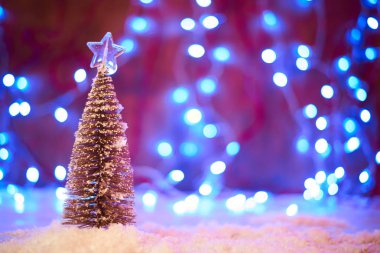 Noel ağacı güzel yıldızı tarafından dekore edilmiş görünümünü kapat 