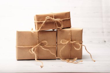 seçici odak dizeleri tarafından sarılmış şenlikli mevcut kutuları