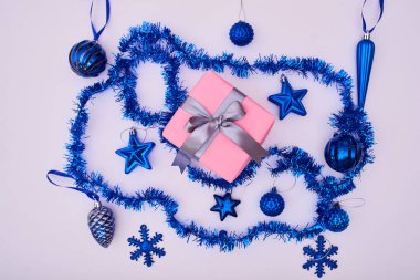 Noel hediyesi ve güzel dekorasyon zemin üzerine seçici odak