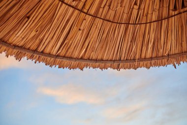 Bungalov çatı mavi gökyüzü karşı düşük açılı görünüş