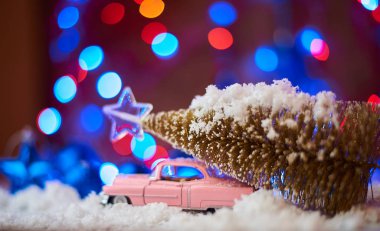 oyuncak araba dekorasyon yakınındaki çatıda Noel ağacı ile seçici odak