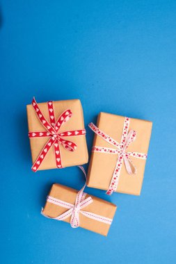 seçici odak Noel hediyeleri ve arka plan üzerinde güzel dekorasyon