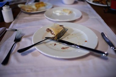 hizmet tablo atış kadar yemekten sonra restoranda kapatın.