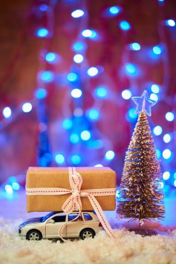 oyuncak araba ile Noel hediyesi dekorasyon yakınındaki çatıda seçici odak