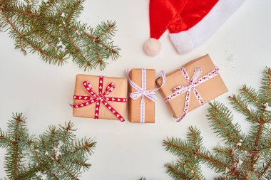 seçici odak Noel hediyeleri ve arka plan üzerinde güzel dekorasyon