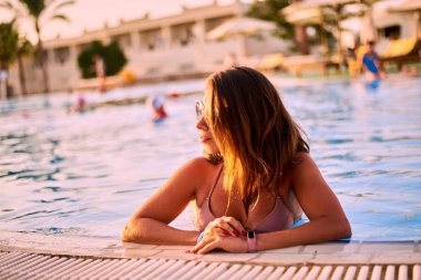 Yüzme havuzunda dinlenme güneş gözlüğü mutlu güzel kadın