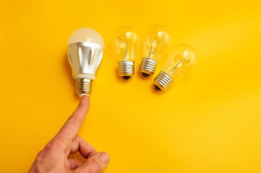 ampulleri parmağında ile gösteren bir el