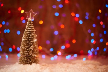 Noel ağacı güzel yıldızı tarafından dekore edilmiş görünümünü kapat 
