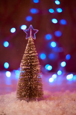 Noel ağacı güzel yıldızı tarafından dekore edilmiş görünümünü kapat 