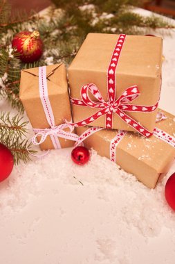 seçici odak Noel hediyeleri ve arka plan üzerinde güzel dekorasyon