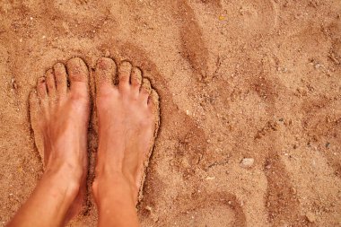 adam kumsalda ayakta kırpılmış görüntü