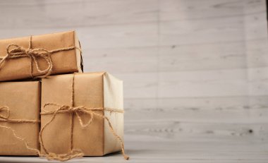 seçici odak dizeleri tarafından sarılmış şenlikli mevcut kutuları