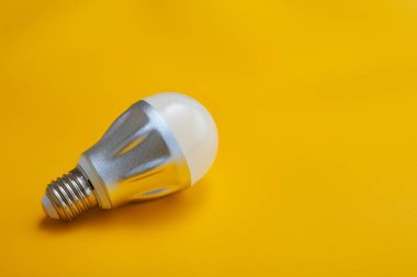 minimalist duvar kağıdı, ampul ve kopya alanı